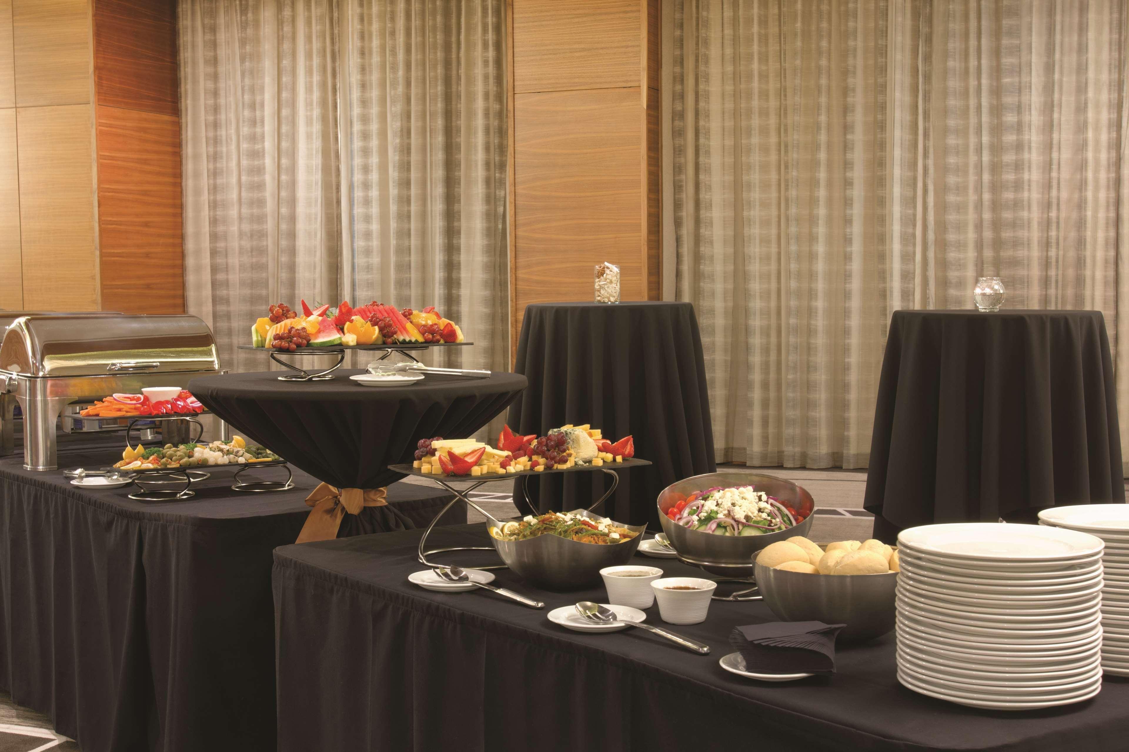 Radisson Hotel & Conference Centre Calgary Airport Ngoại thất bức ảnh