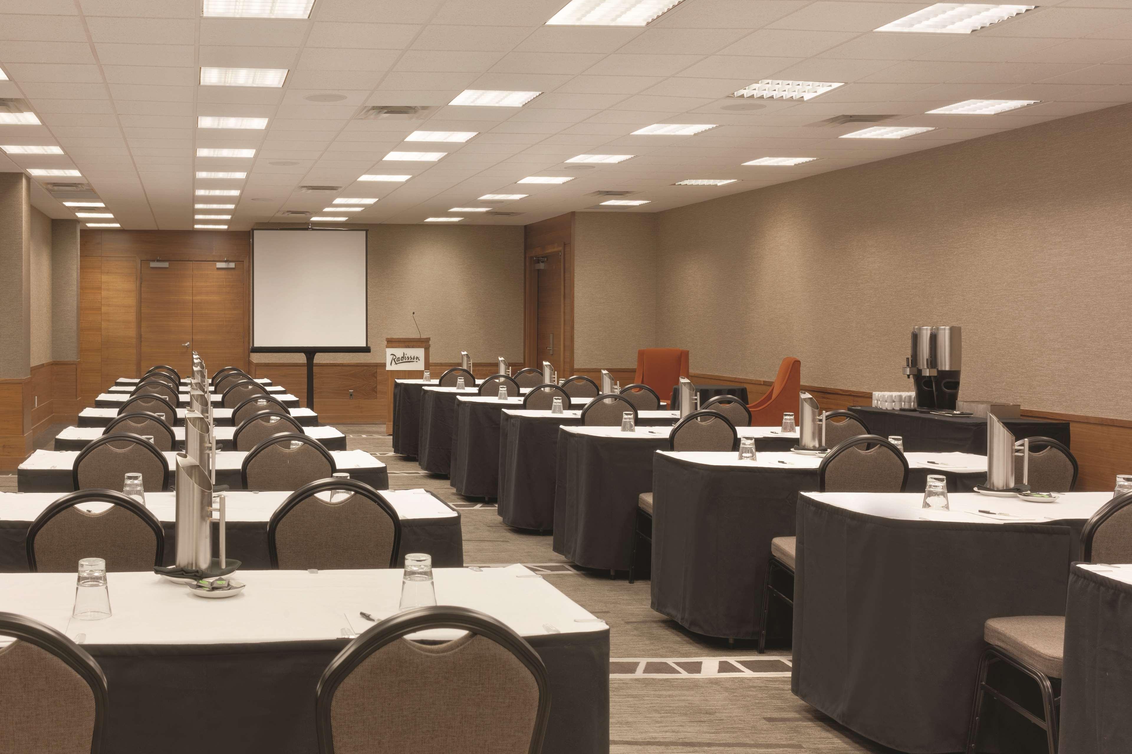 Radisson Hotel & Conference Centre Calgary Airport Ngoại thất bức ảnh