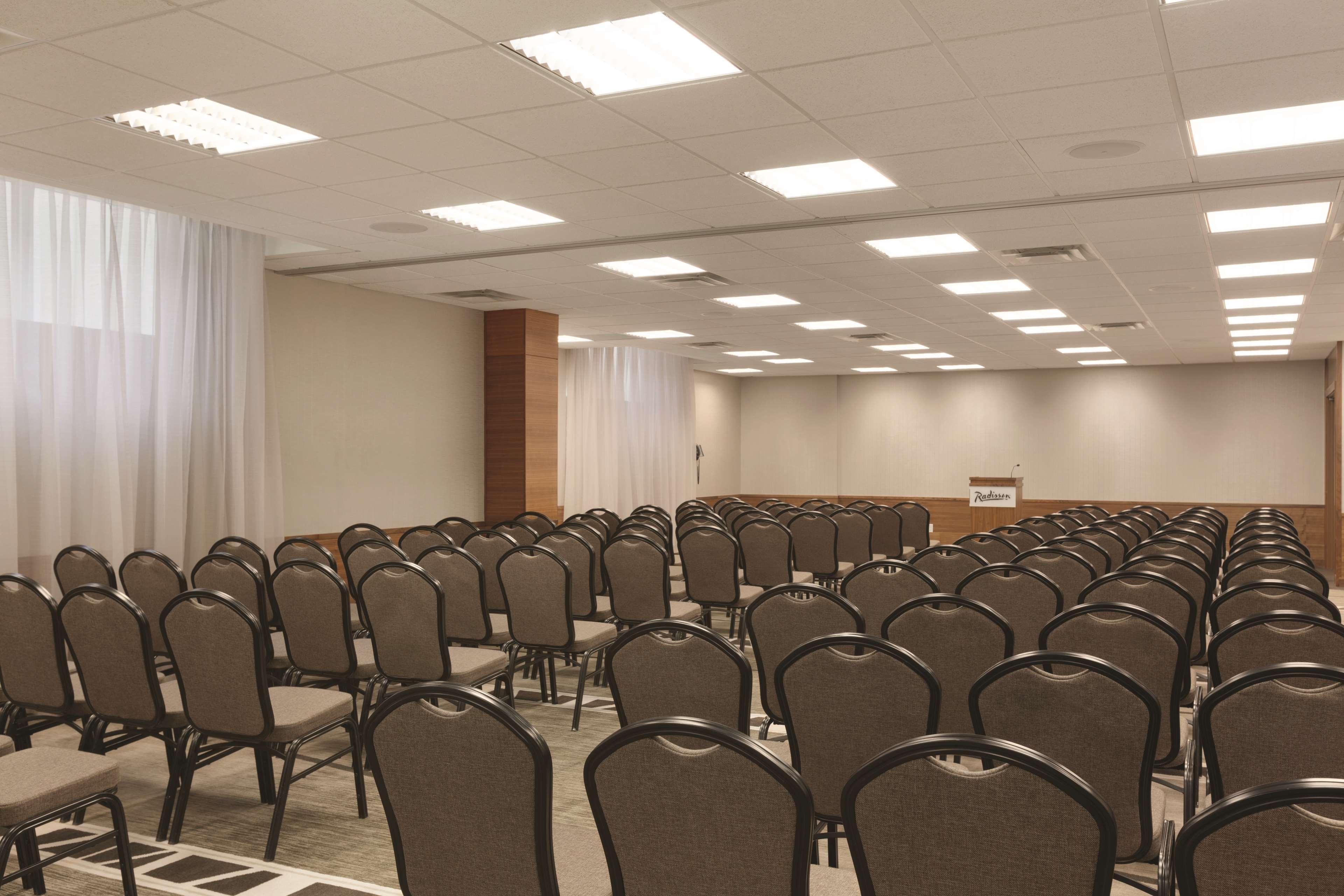 Radisson Hotel & Conference Centre Calgary Airport Ngoại thất bức ảnh