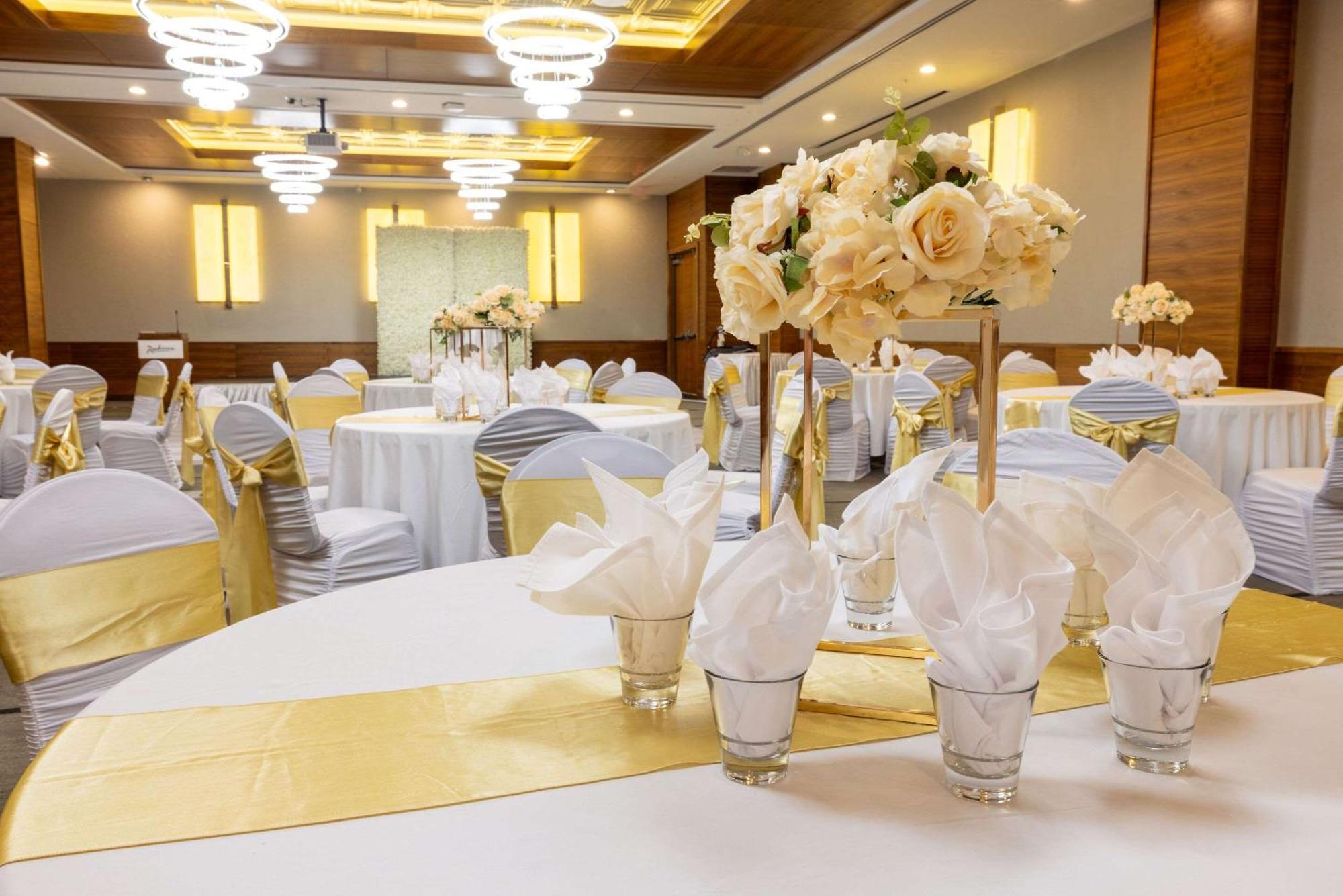 Radisson Hotel & Conference Centre Calgary Airport Ngoại thất bức ảnh